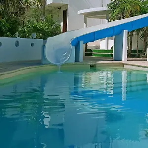 Ropical Party Hotel